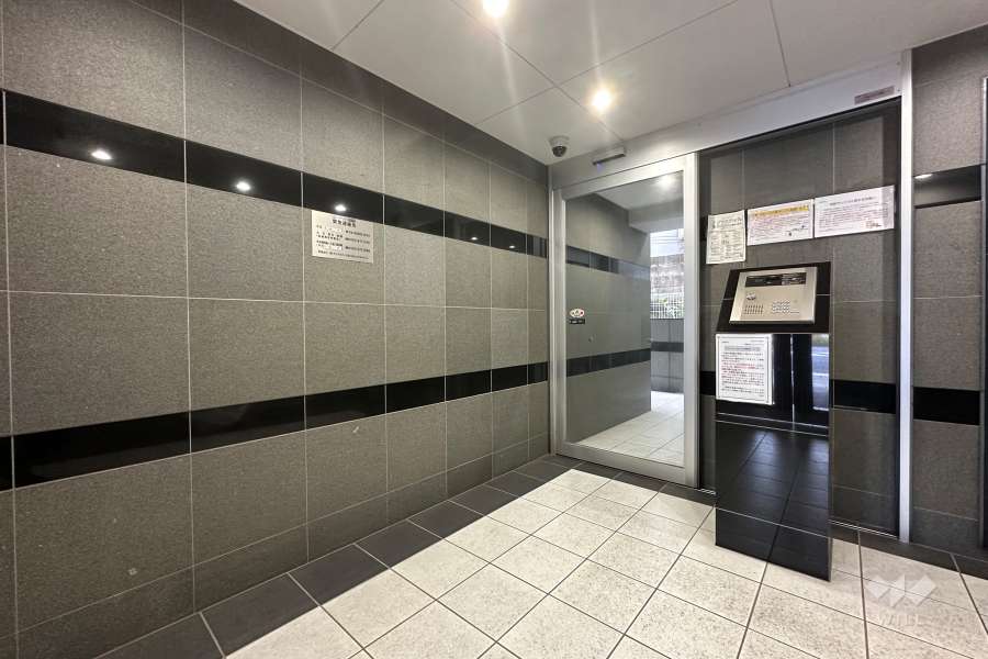 エントランスはオートロック付きです。