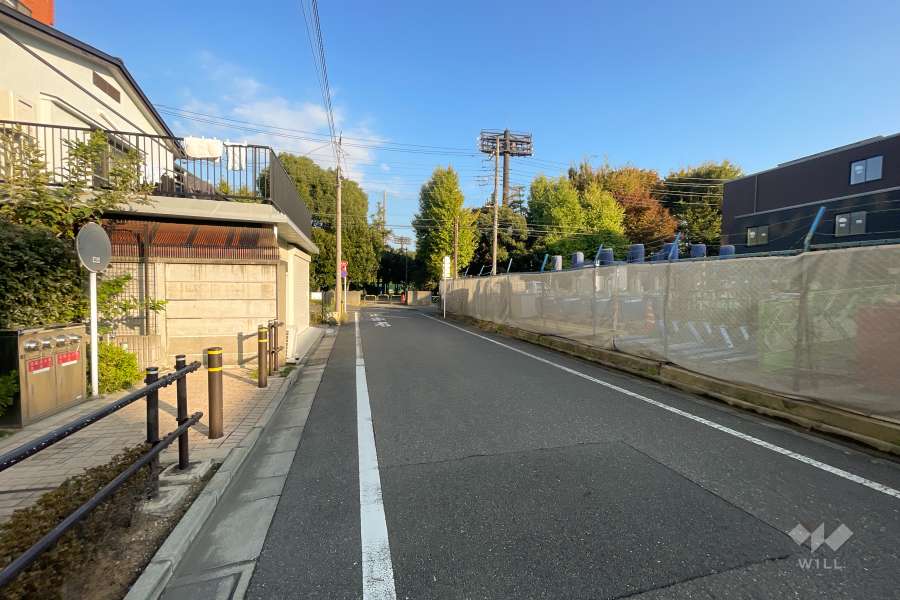 敷地の南側前面道路（西側から）