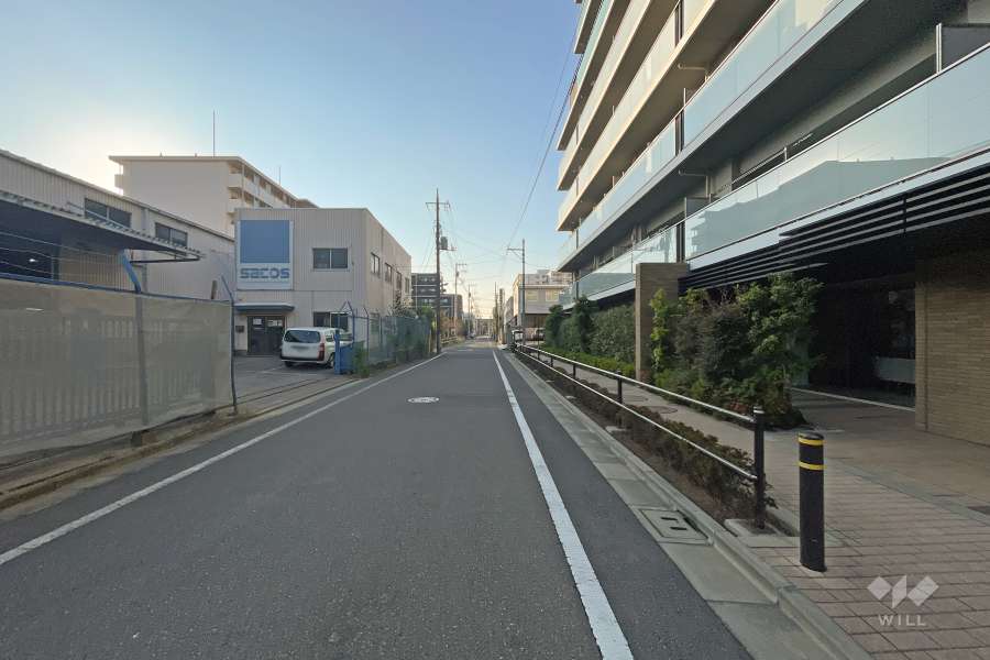 敷地の南側前面道路（東側から）