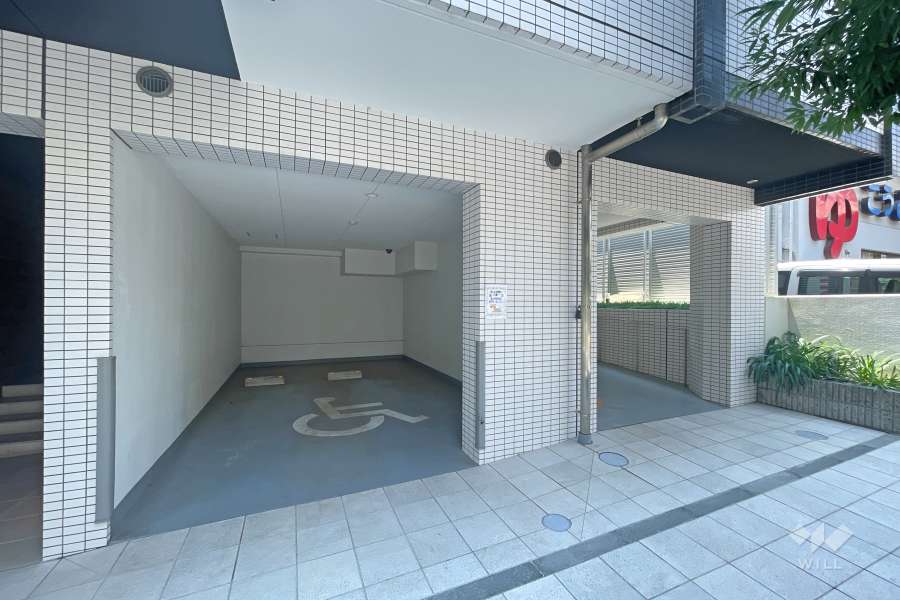 敷地内駐車場（屋内平面式）と駐輪場