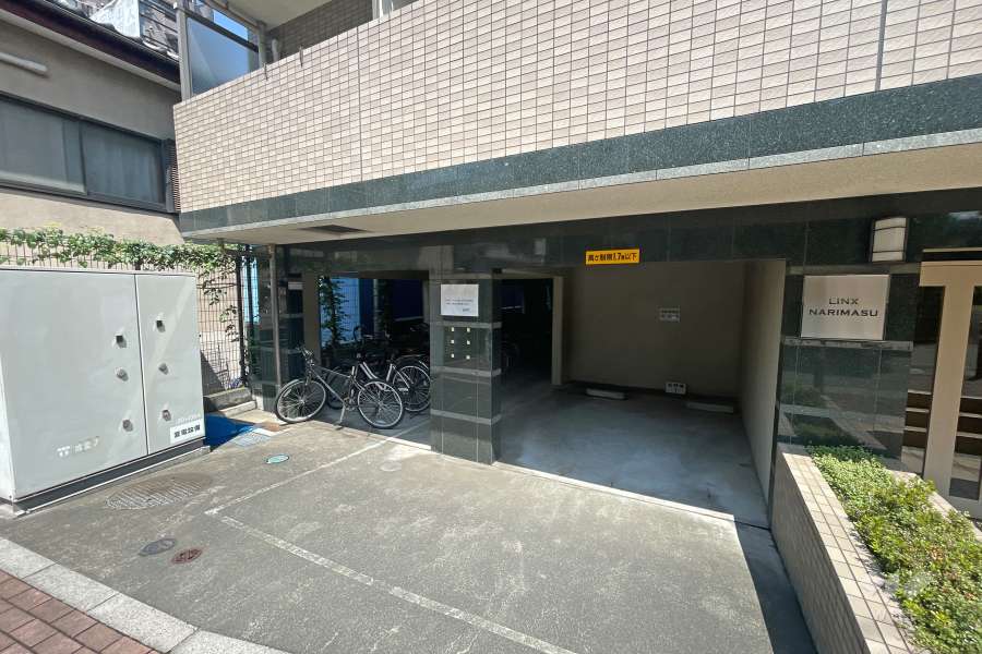 敷地内駐車場（屋内平面式）と駐輪場