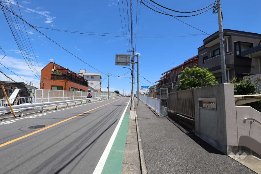 敷地北西側の前面道路（南西側から）