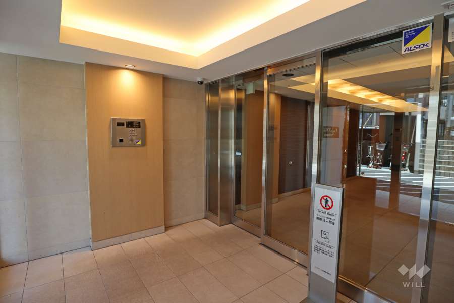 エントランスはオートロック付きです。