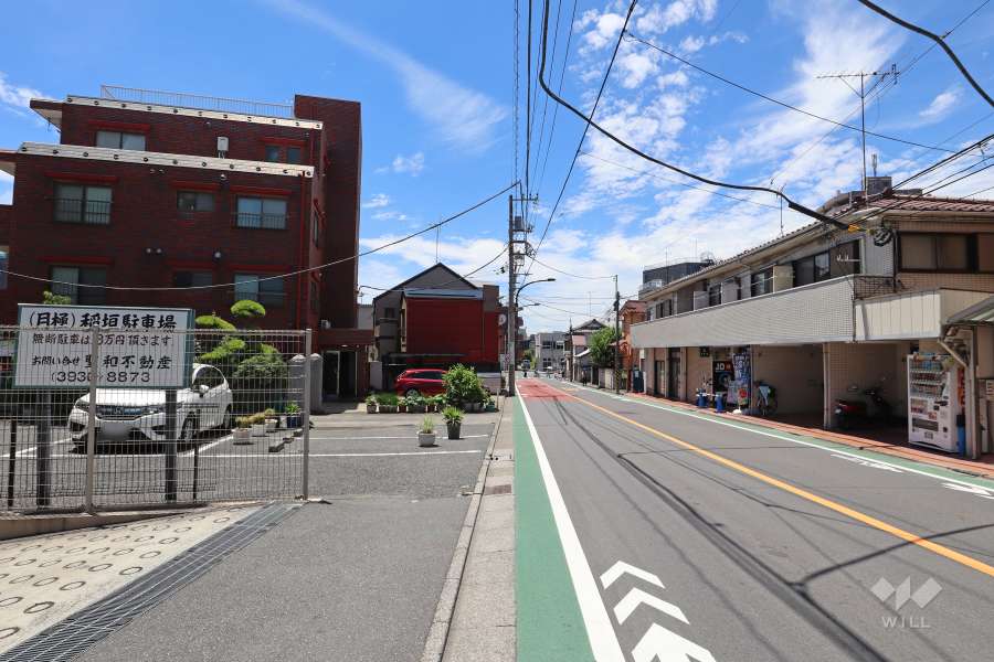 敷地北西側の前面道路（北東側から）