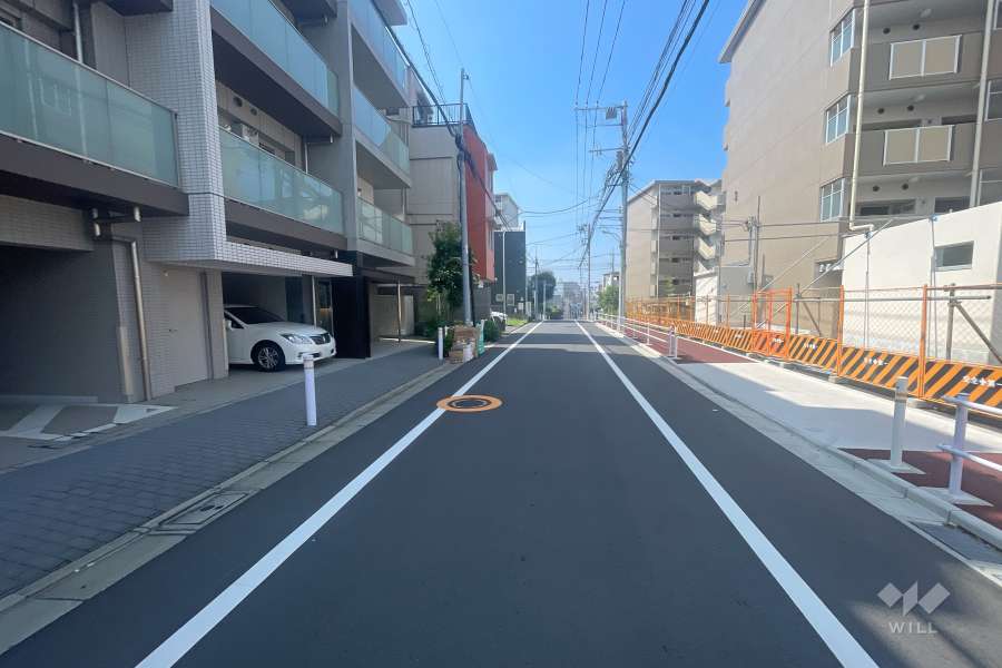 敷地西側の前面道路