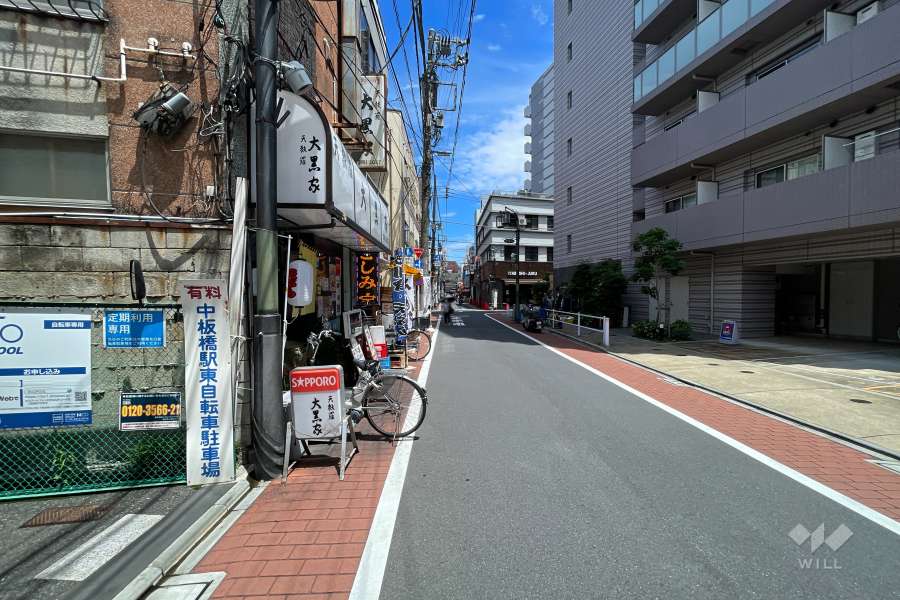敷地北東側の前面道路（北西側から）