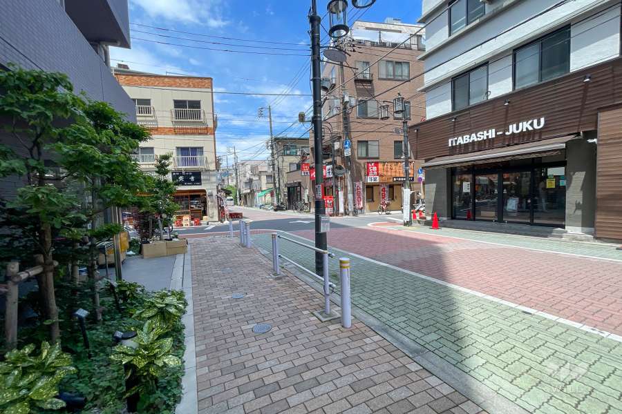 敷地東側の前面道路（南側から）