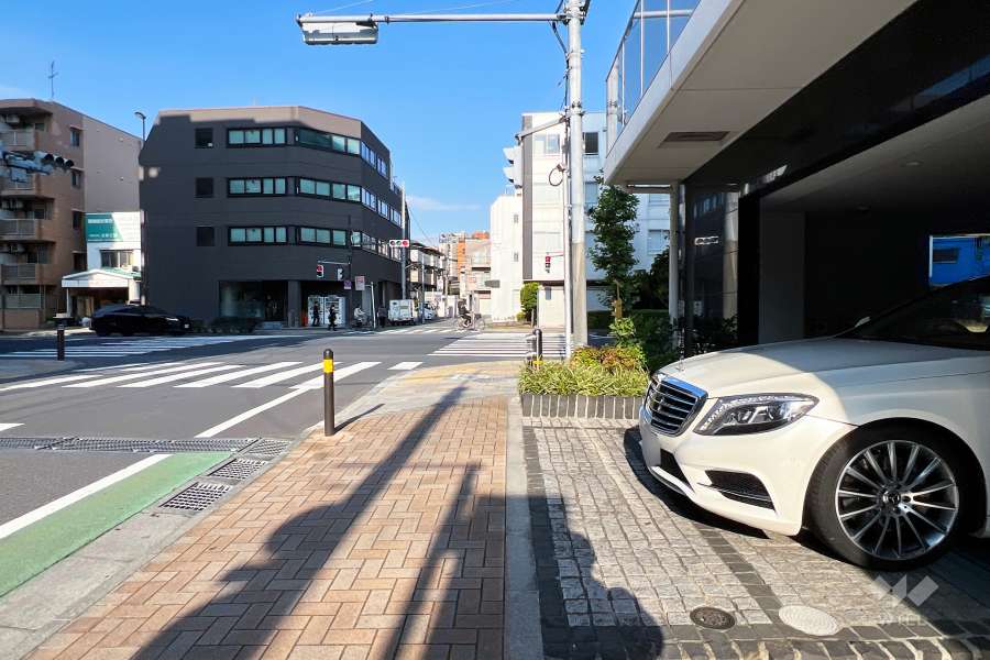 敷地の北西側前面道路（南西側から）