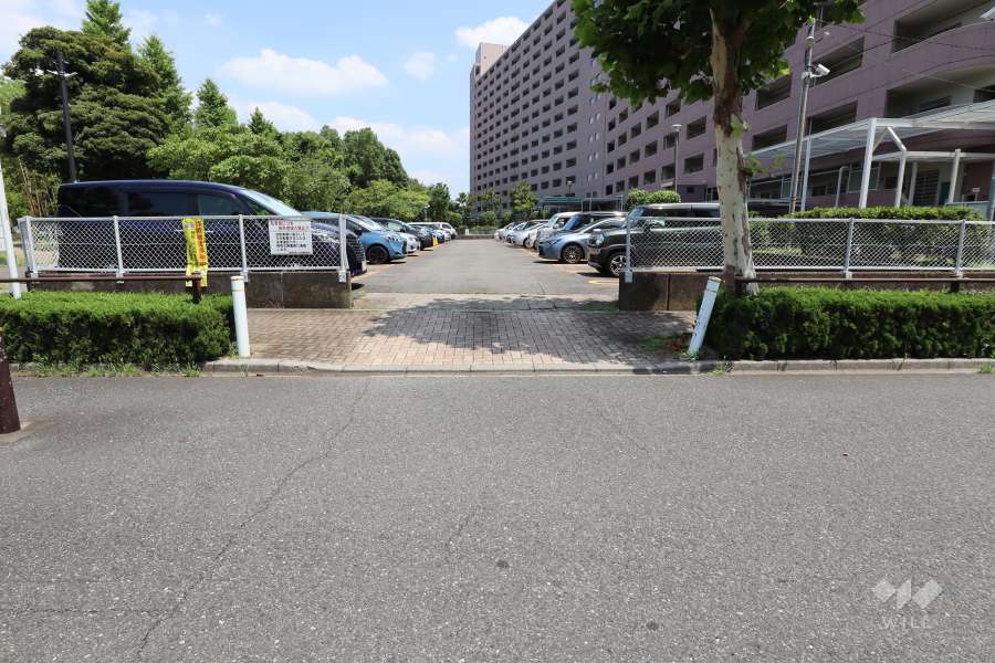 西側駐車場の出入り口