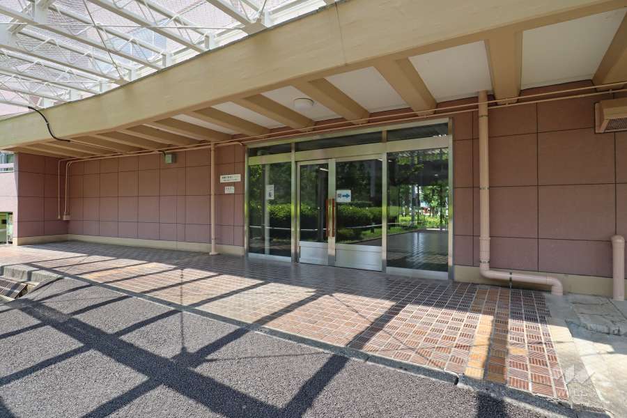 東側エントランス