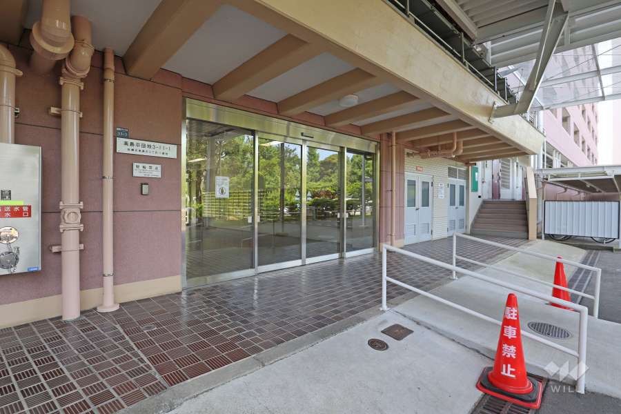 西側エントランス