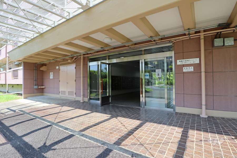 西側エントランス