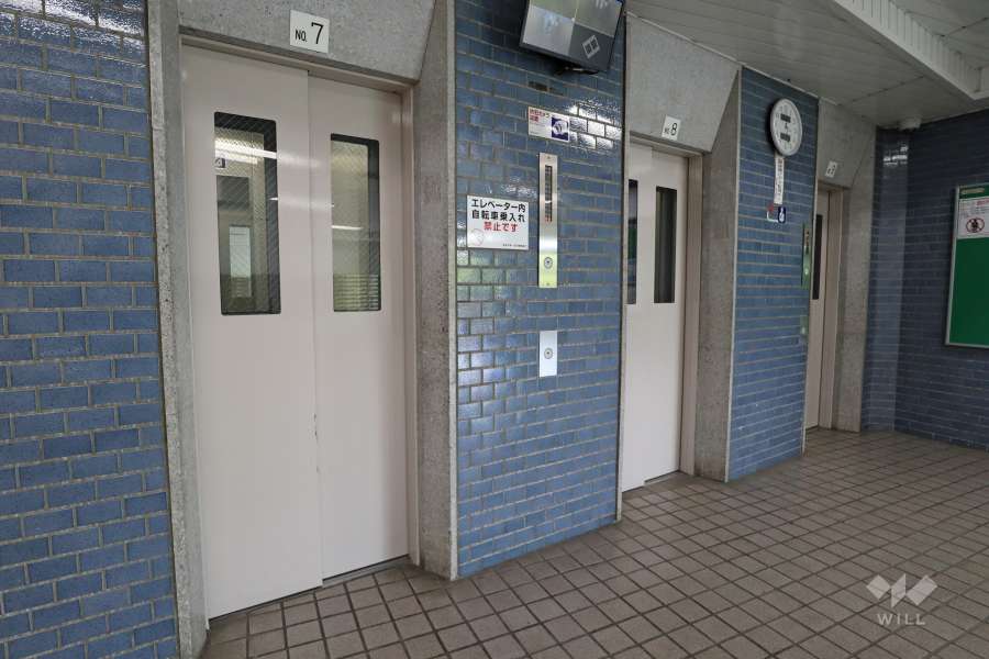 西側エレベーター