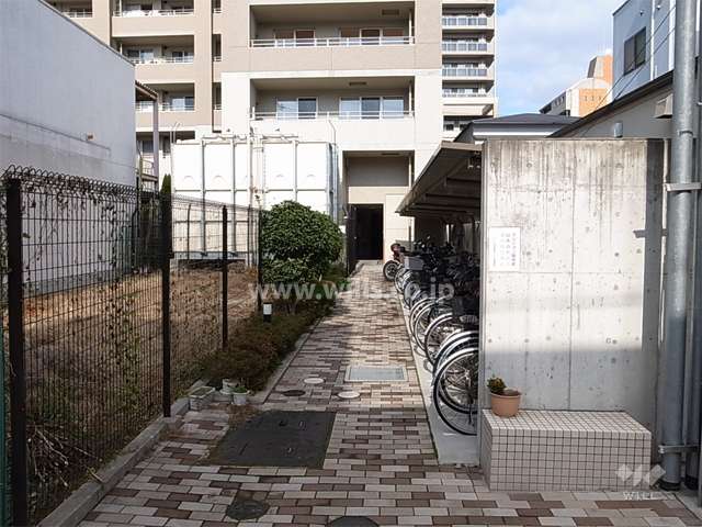 敷地南側から入る通路（駐輪場）