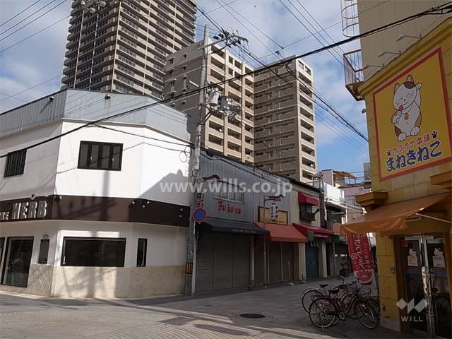 周辺は商業地域に指定され、住宅の他、店舗や事務所が多く立ち並んでいます。