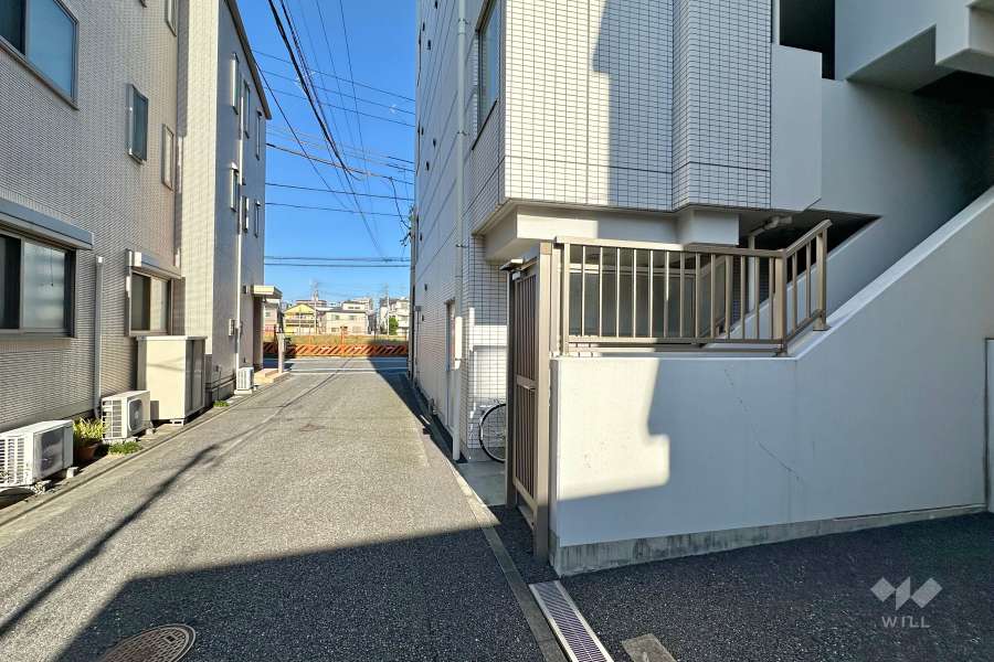 敷地の北西側前面道路（南西側から）