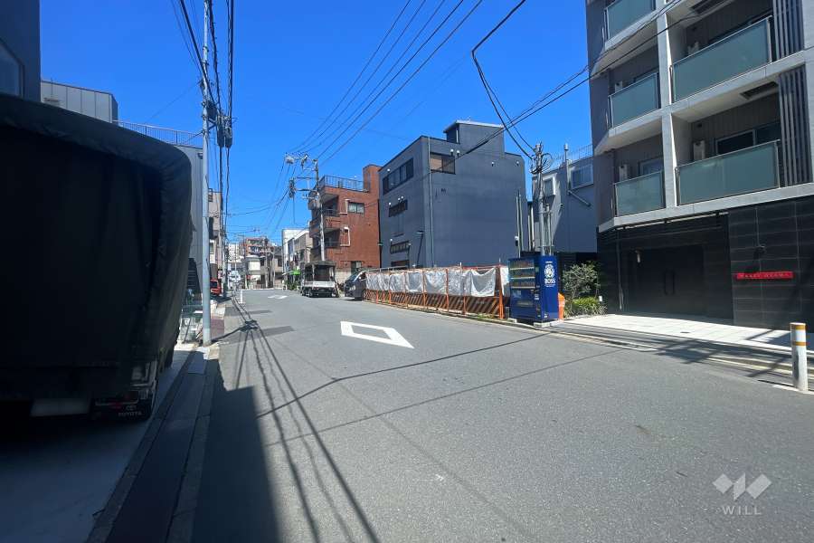 敷地南側の前面道路（東側から）