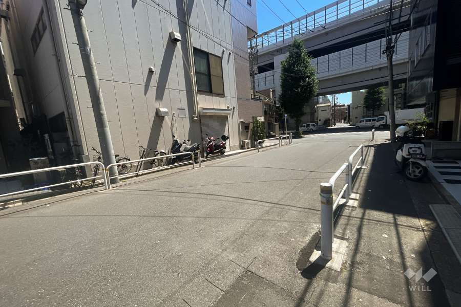 敷地南側の前面道路（西側から）