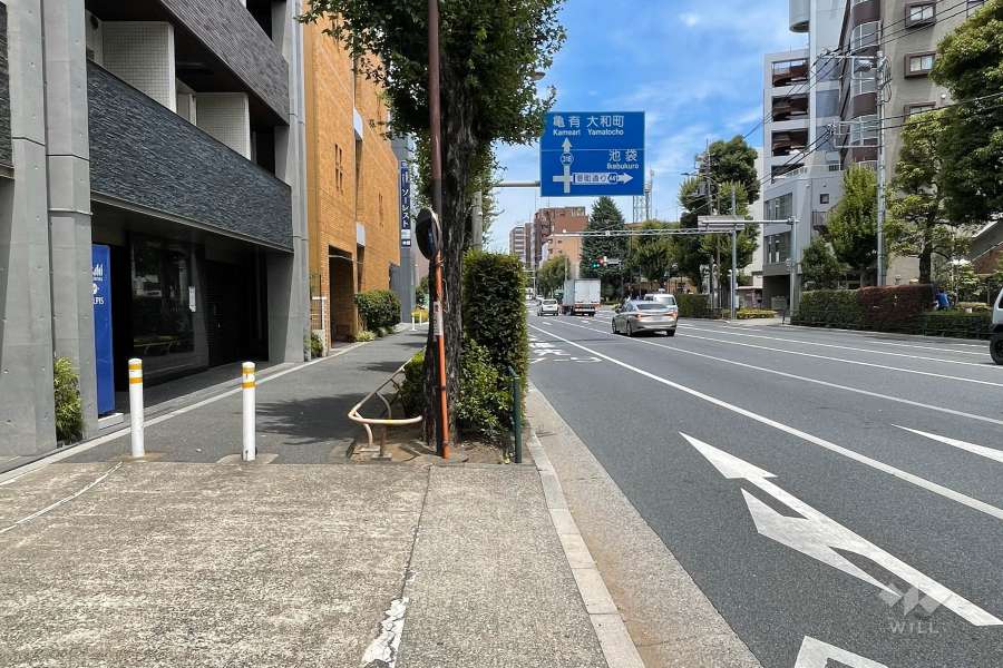 敷地南東側の前面道路（南西側から）