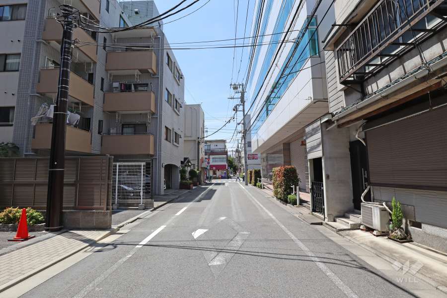敷地南側の前面道路（東側から）