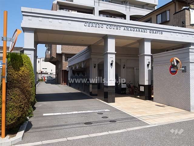 エントランス。右が歩行者、左が車。手前の屋根のある部分は車寄せとして使用出来ます。