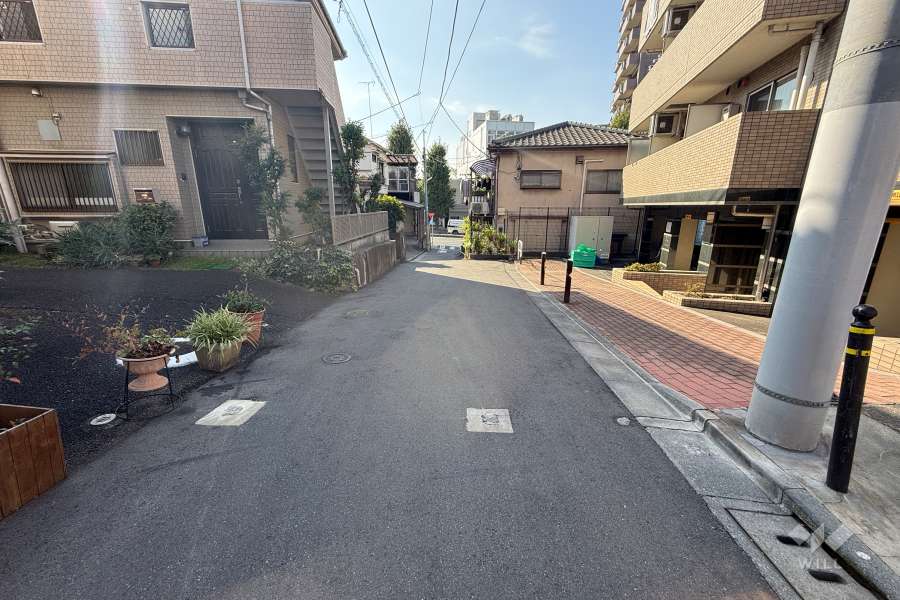 敷地の南東側前面道路（北東側から）