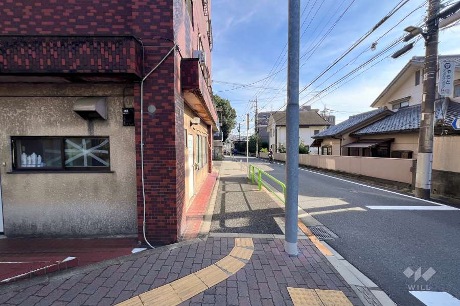 敷地の西側前面道路（北側から）