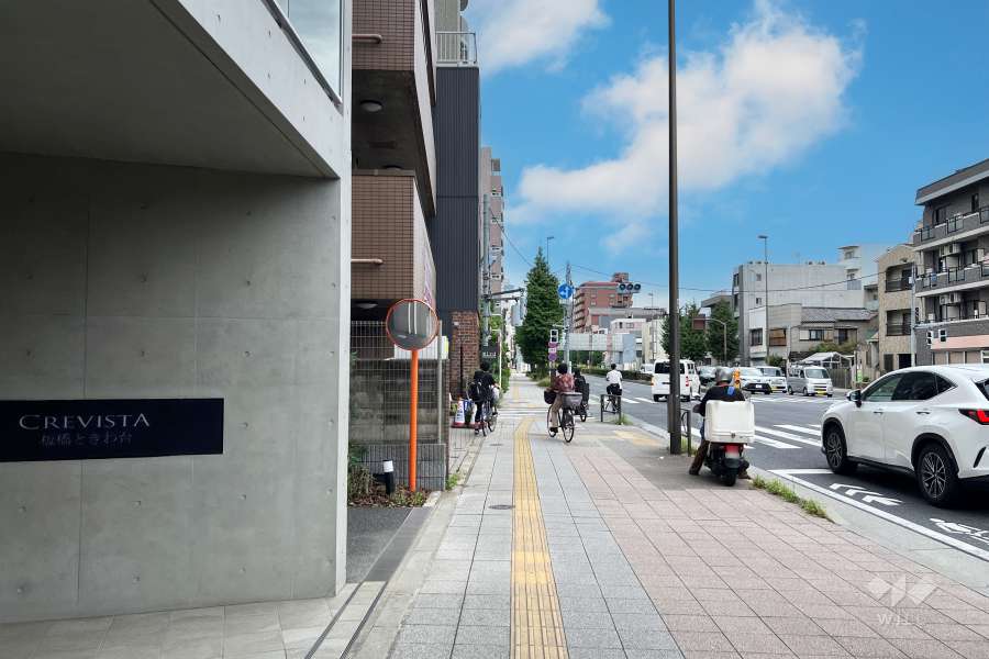 敷地の北東側前面道路（南東側から）