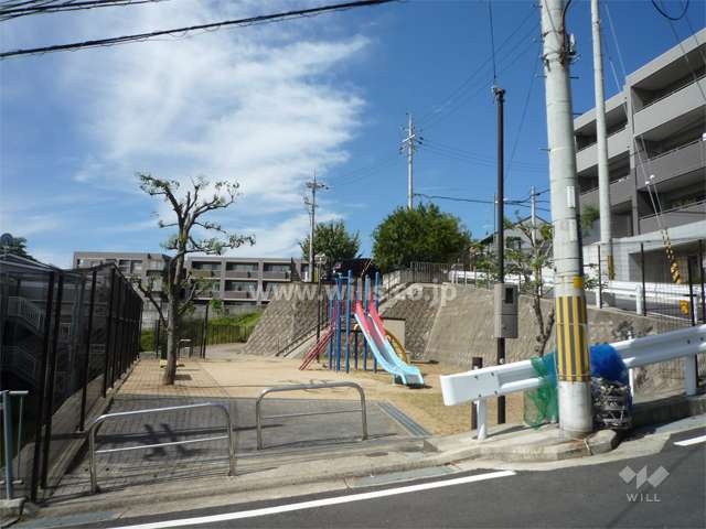 敷地に隣接して公園があります。