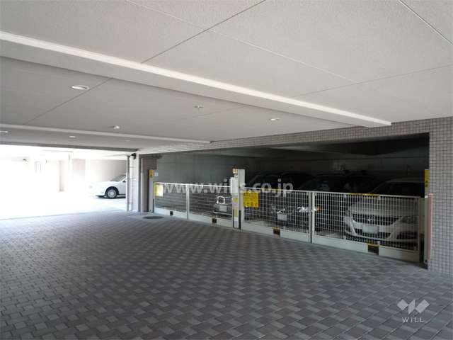建物1階部分にある駐車場