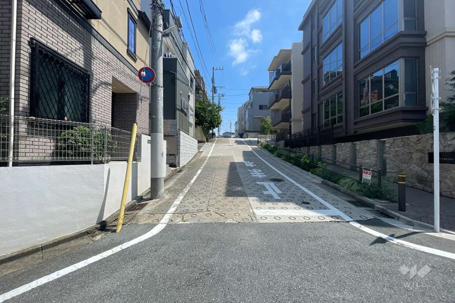 敷地北西側の前面道路