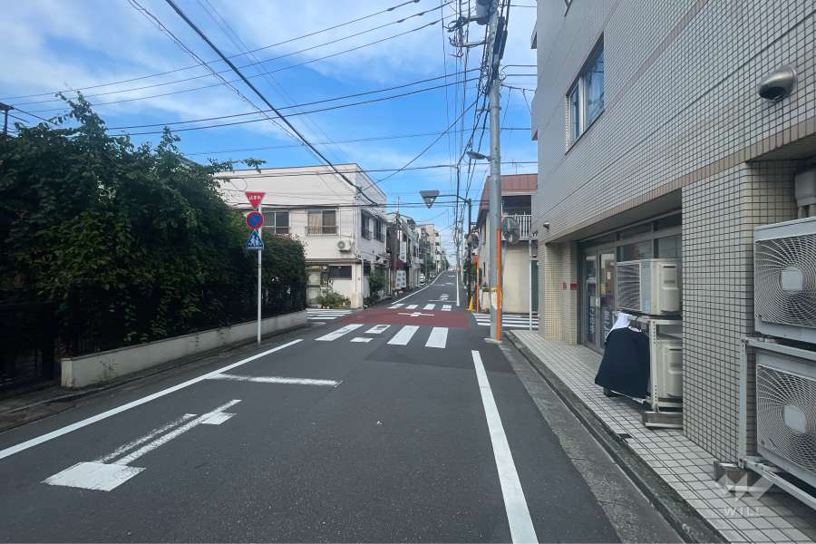 敷地の南側前面道路（西側から）