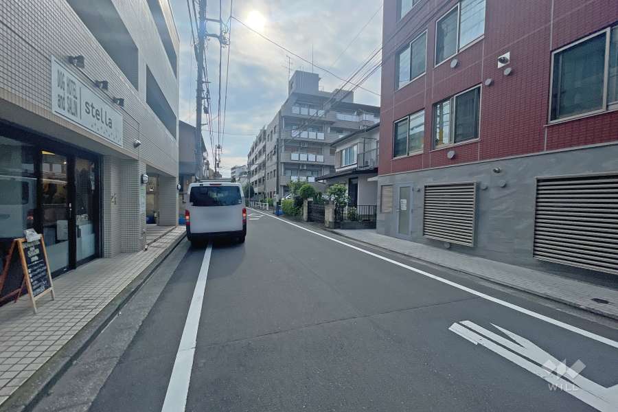 敷地の南側前面道路（東側から）