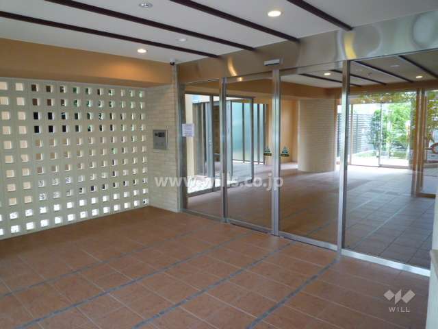 エントランスはオートロック付きです。