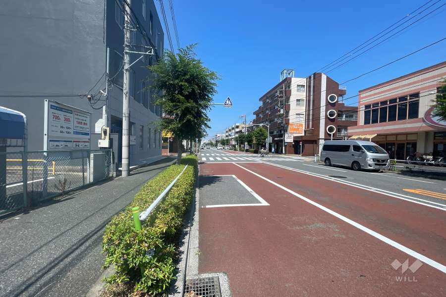 敷地の北側前面道路（東側から）