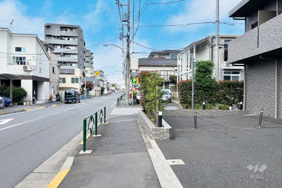 敷地西側の前面道路