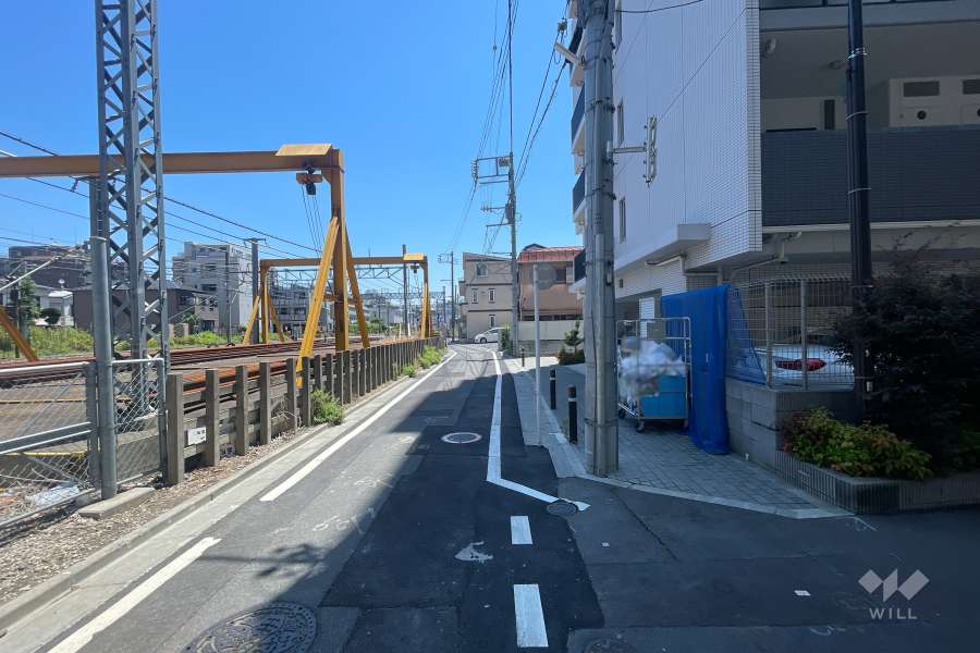 敷地の北側前面道路（西側から）