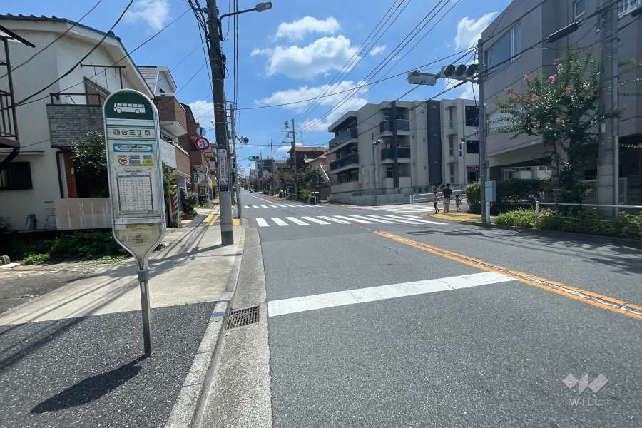 敷地北東側の前面道路（北西側から）