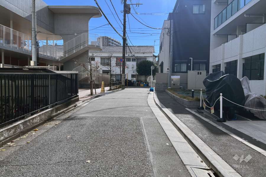 敷地の東側前面道路（北側から）