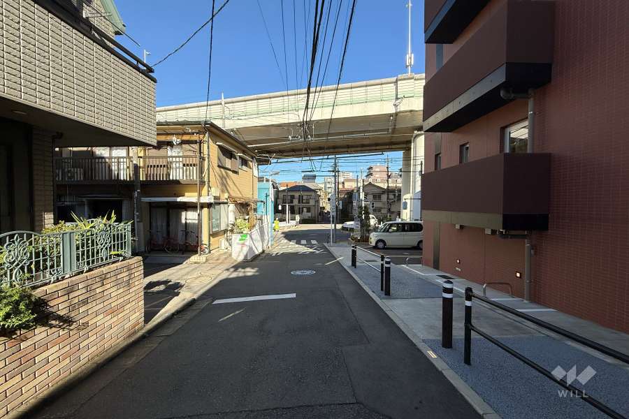 敷地西側の前面道路（南側から）