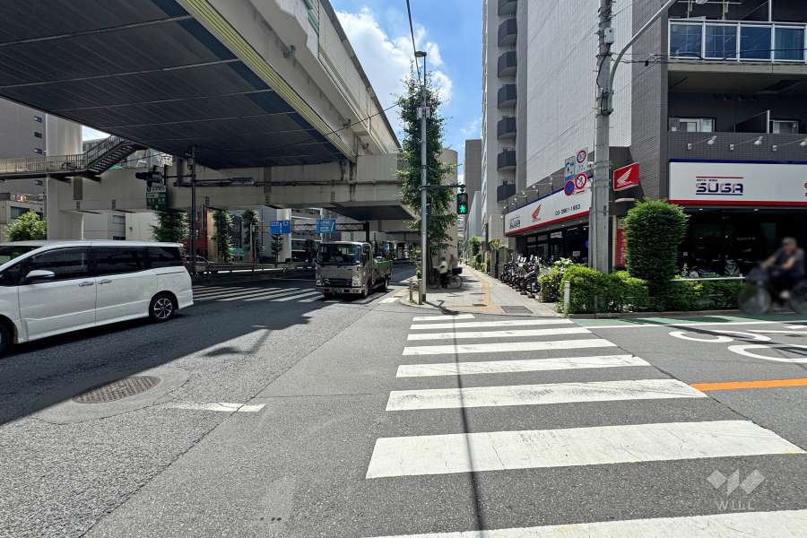 敷地北東側の前面道路（北西側から）