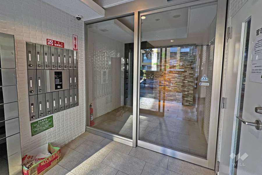 エントランスはオートロック付きです。