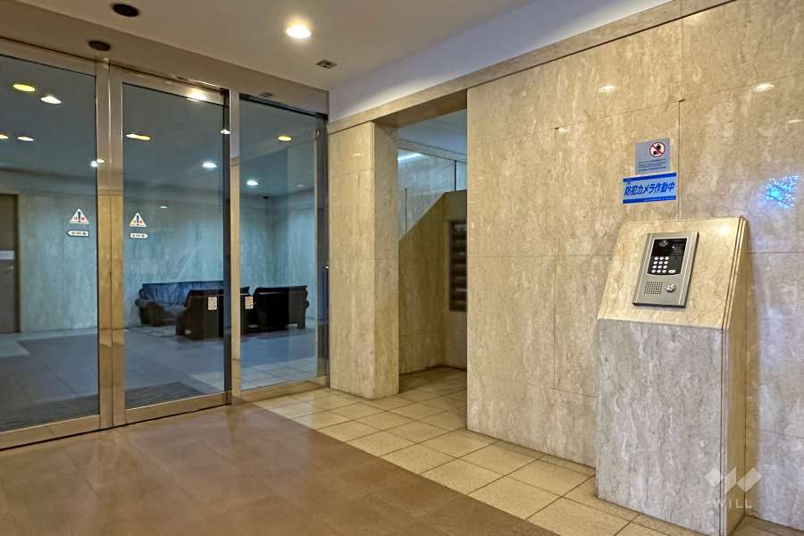 エントランスはオートロック付きです。