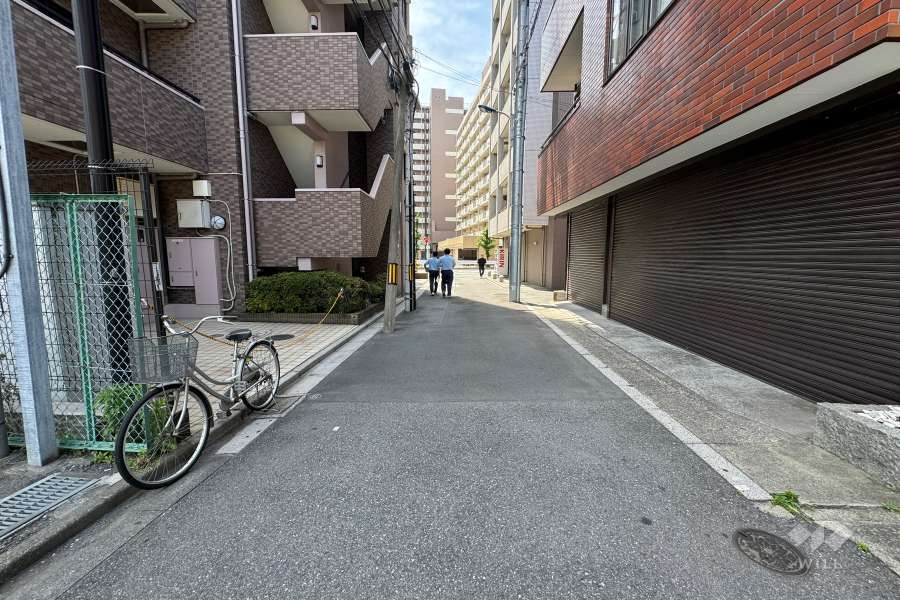 敷地の北側前面道路（東側から）