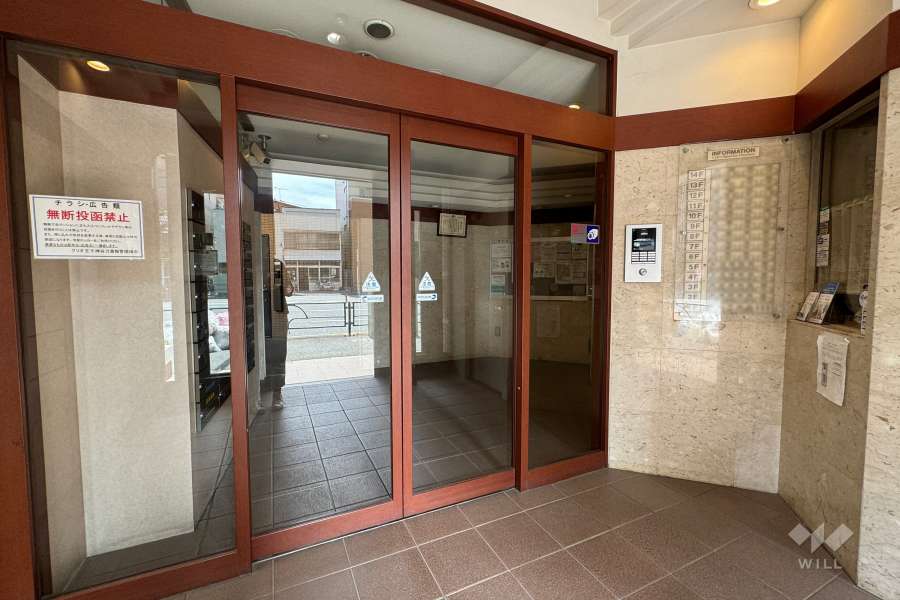 エントランスはオートロック付きです。