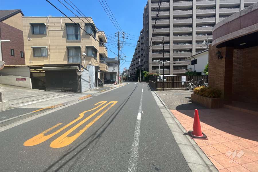 敷地西側の前面道路