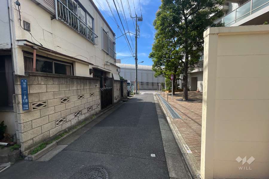 敷地南西側の前面道路（南東側から）