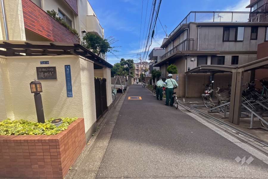 敷地南西側の前面道路（北西側から）