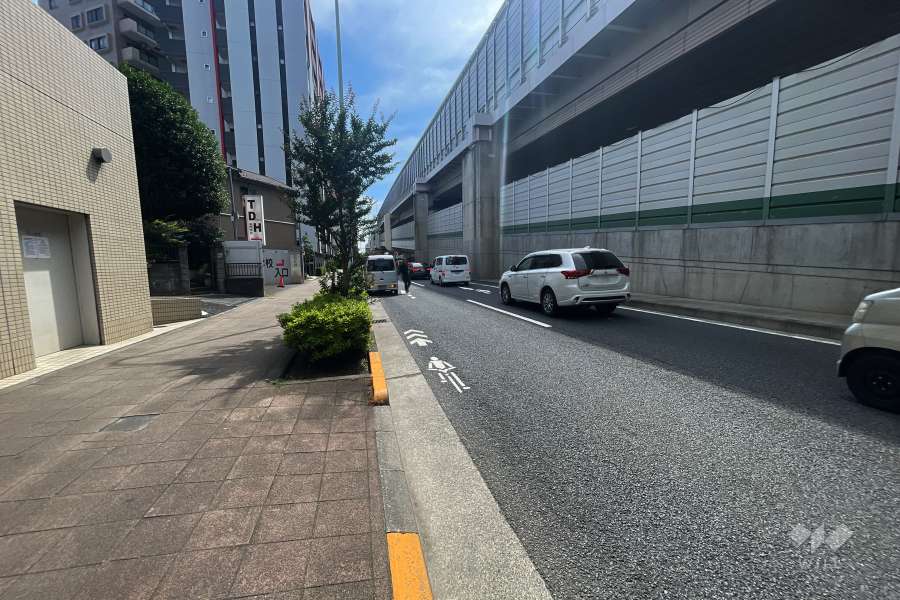 敷地北西側の前面道路（北東側から）