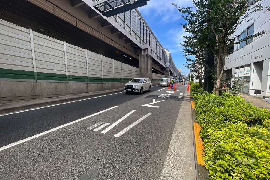 敷地北西側の前面道路（南西側から）